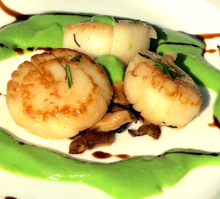 Scallops with Creamy Pea Sauce and Mushrooms